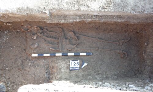 Grab einer Frau entdeckt an der römischen «Basiliastrasse»