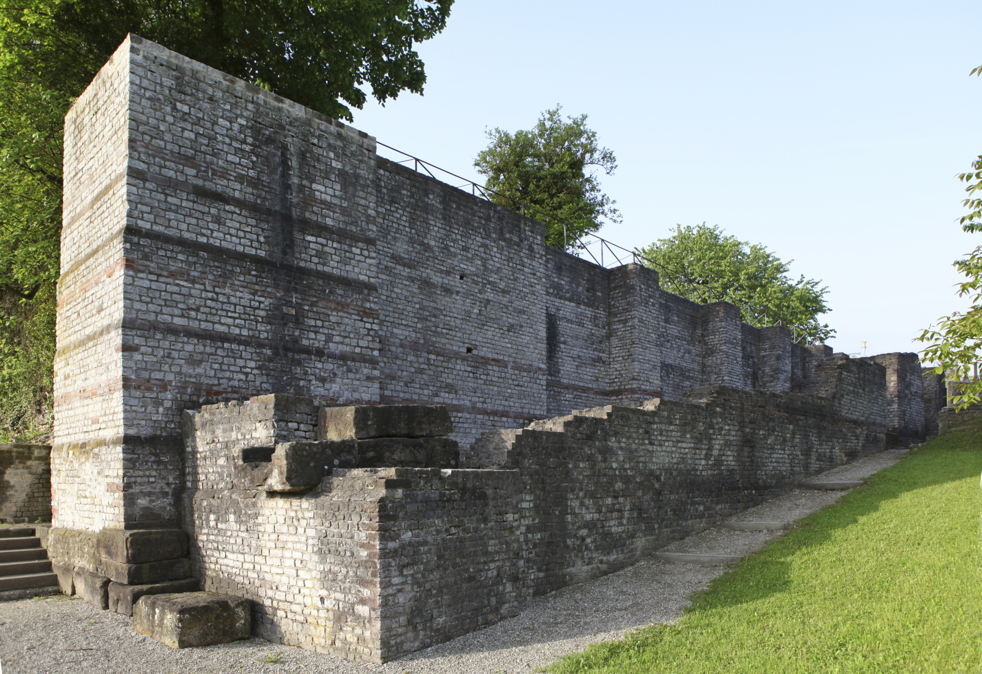 Augusta Raurica Die maechtige Basilikastuetzmauer Foto Susanne Schenker