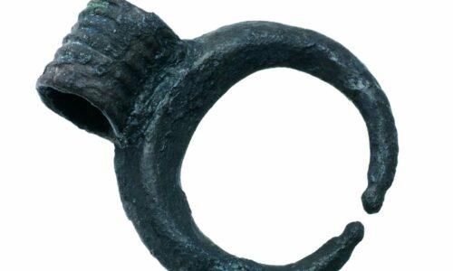 Lunula amulet. Amulets in the shape of a crescent moon were worn by women and children to protect them from danger. Bronze. AD 100-200. Augusta Raurica, Upper Town Insula 8. Photo Susanne Schenker