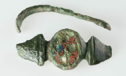 Finger-ring with red enamel inlays with two white and two blue “eyes”. Bronze. Late 1st to early 3rd centuries. Lower Town, Kaiseraugst. Photo Susanne Schenker