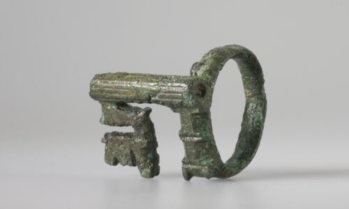 Key-shaped finger-ring. The ring also served as a key to a (jewellery?) box. Bronze. Second half of the 2nd/3rd century. Augusta Raurica, Upper Town. Photo Susanne Schenker
