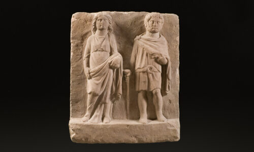 Sandsteinrelief mit Frau in Tunika und mit Zenturio. 200-250 n. Chr.
