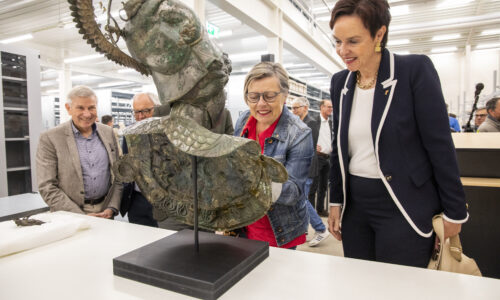 Monica Gschwind ammira uno dei nostri oggetti preziosi: un busto di Minerva.