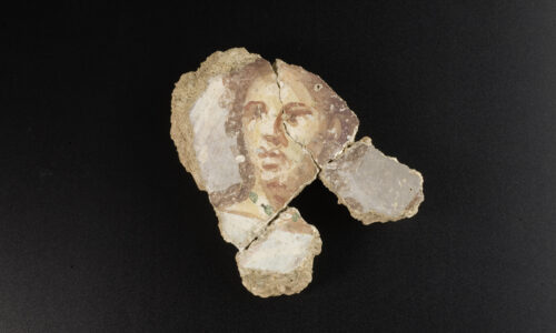 Bemalter Wandverputz mit Frauenkopf. Um 200 n. Chr.