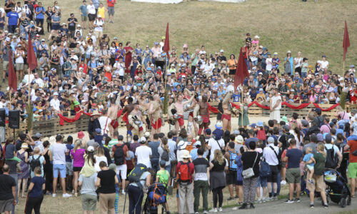 Roemerfest Augusta Raurica Gladiatoren lassen sich nach dem Schaukampf bejubeln Foto Susanne Schenker