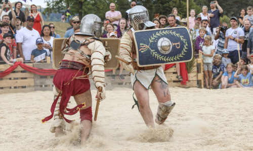 Roemerfest Augusta Raurica Gladiatoren buhlen beim Kampf um die Gunst des Publikums Foto Susanne Schenker