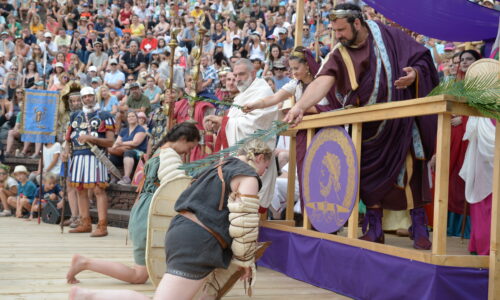 Roemerfest Augusta Raurica Siegerehrung durch den Kaiser nach Gladiatorenkampf Foto Susanne Schenker