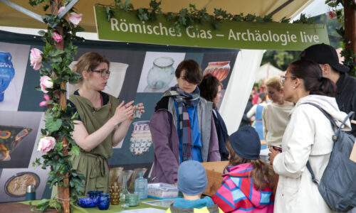 Roemerfest Augusta Raurica Archaeologen teilen ihr Wissen ueber roemisches Glas Foto Susanne Schenker