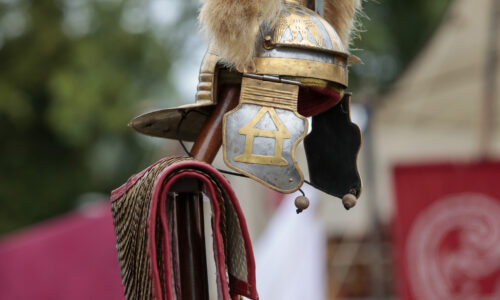Römerfest Augusta Raurica - Helm und Kettenhemd warten auf ihren Auftritt - Foto Susanne Schenker