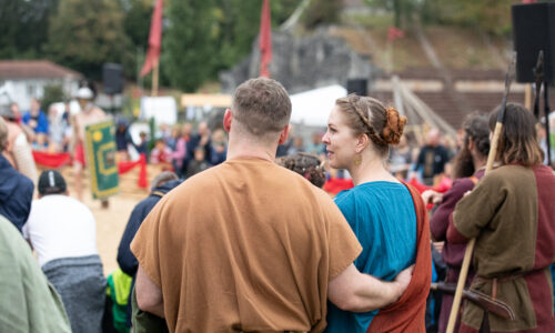Roemerfest Augusta Raurica Roemisches Paar verfolgt die Gladiatorenkaempfe Foto Matthias Willi