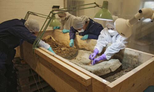 Der Bleisarg wird unter Laborbedingungen freigelegt - Foto Ronald Simke