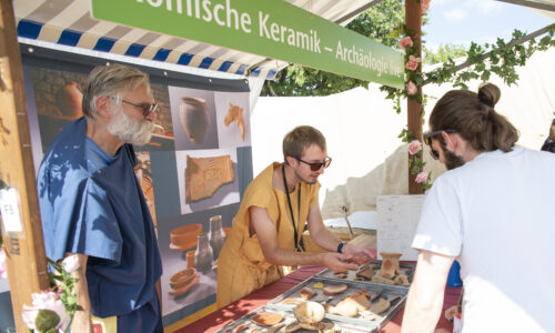 Römerfest Augusta Raurica - Archäologie hautnah am Keramikstand - Foto Daniel Rancic