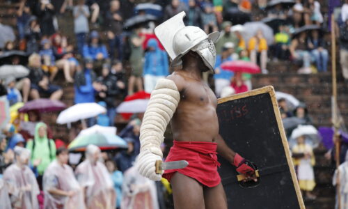 Römerfest Augusta Raurica – Gladiator wartet aus seinen Auftritt – Foto Matthias Willi