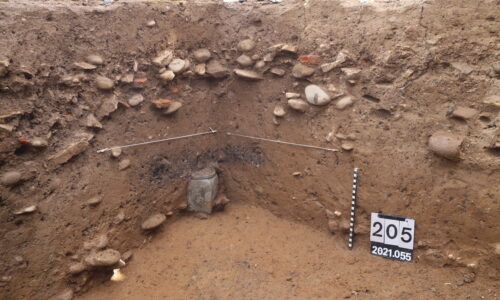 In der Regel wurden die Verstorbenen im 1. und 2. Jh. n. Chr. verbrannt. Gleich wie heute wurden die sterblichen Überreste nach der Kremation in Urnen gegeben, die manchmal auch aus Glas sein konnten, wie dieses Beispiel zeigt. © Augusta Raurica