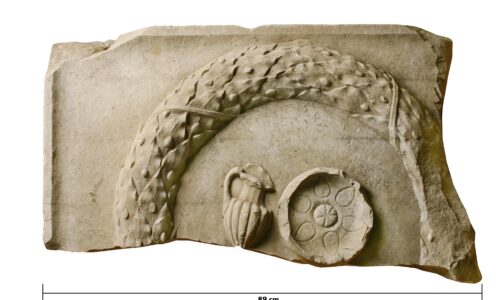 Augusta Raurica - Marmorplatte des Forumaltars mit Spendekanne und -schale. Um 50 n. Chr. Augusta Raurica, Forum. Foto Susanne Schenker