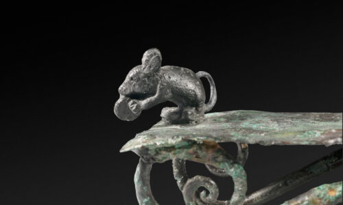 Untersatz mit Maus aus Bronze von Hausheiligtum. 2. Jh.